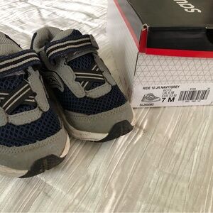 SAUCONY RIDE SIZE 7 Kids Navy and Gray Sneakers